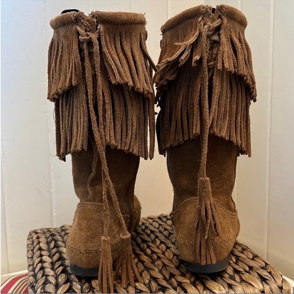Minnetonka 2 Layer Angle Fringe Suede Boots - Picture 4 of 15